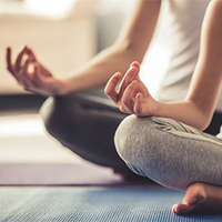 Tipp zur Entspannung in den Wechseljahren: Yoga und Achtsamkeitsübungen